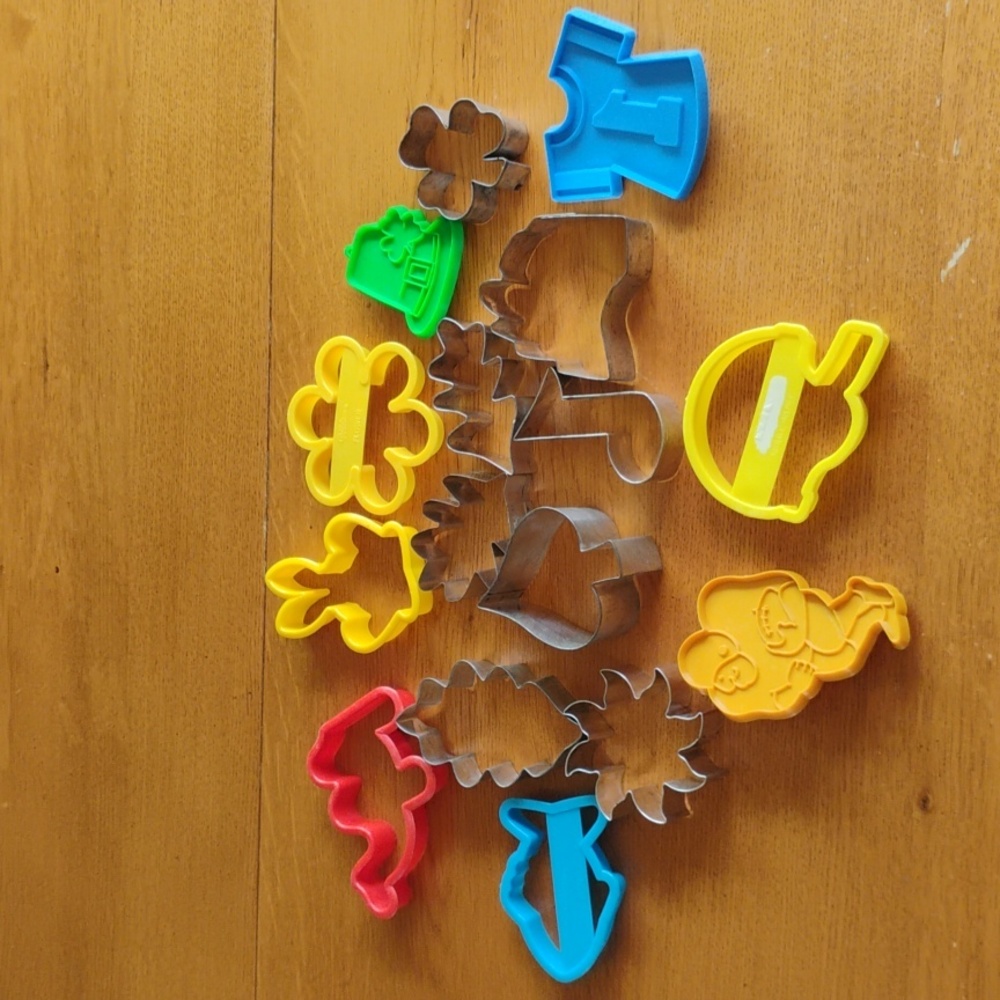 Lot/16 Assorted Cookie Cutters Metal And Plastic Football Bunny Fish Camel Leafs